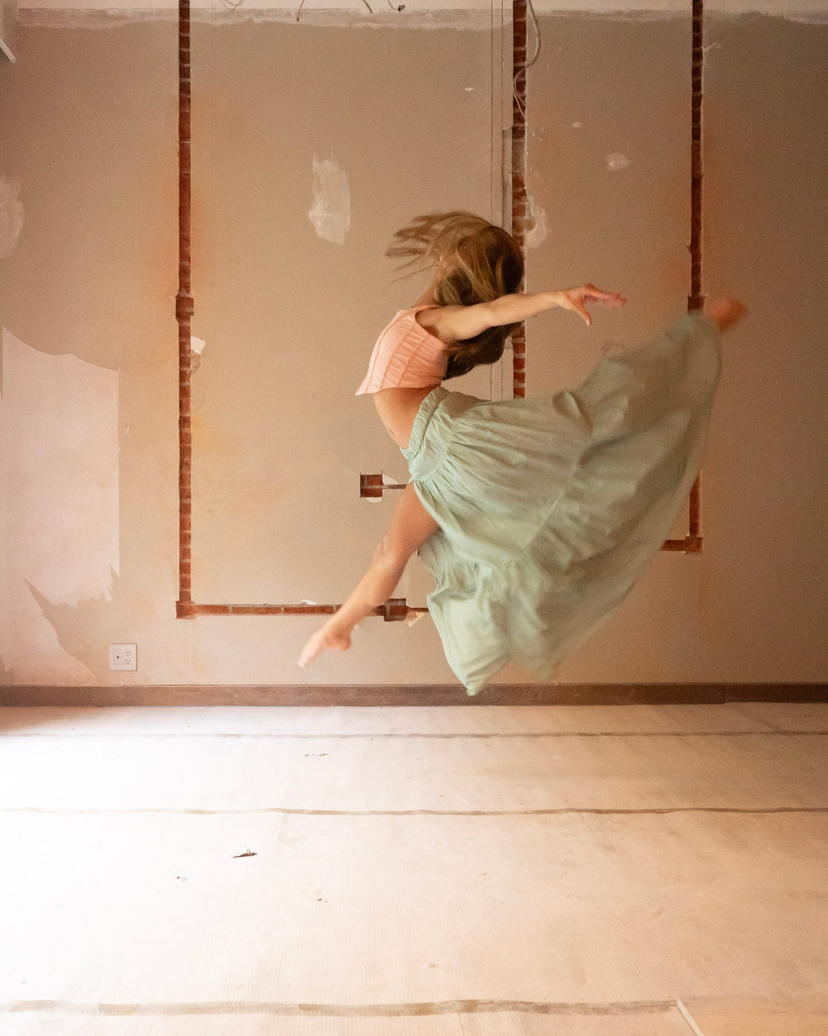 Salto en el aire con falda larga verde agua abierta y top de tirantes rosa palo — campaña Bailarinas, Amor Amore