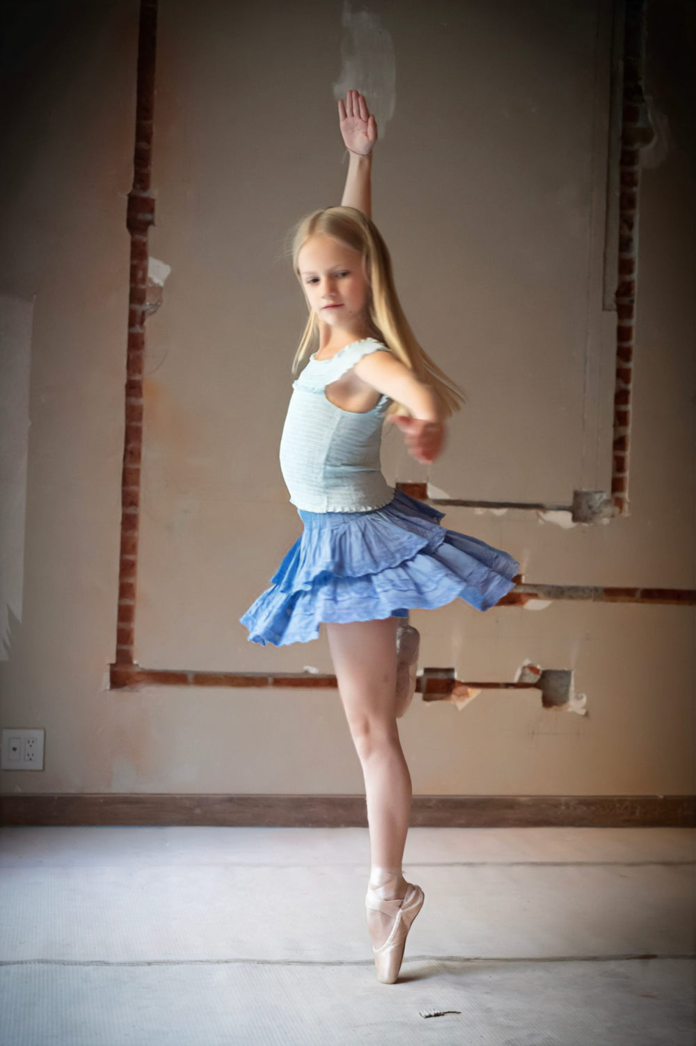 De puntas con un brazo arriba, falda corta de olanes azul y top de tirantes — campaña Bailarinas, Amor Amore