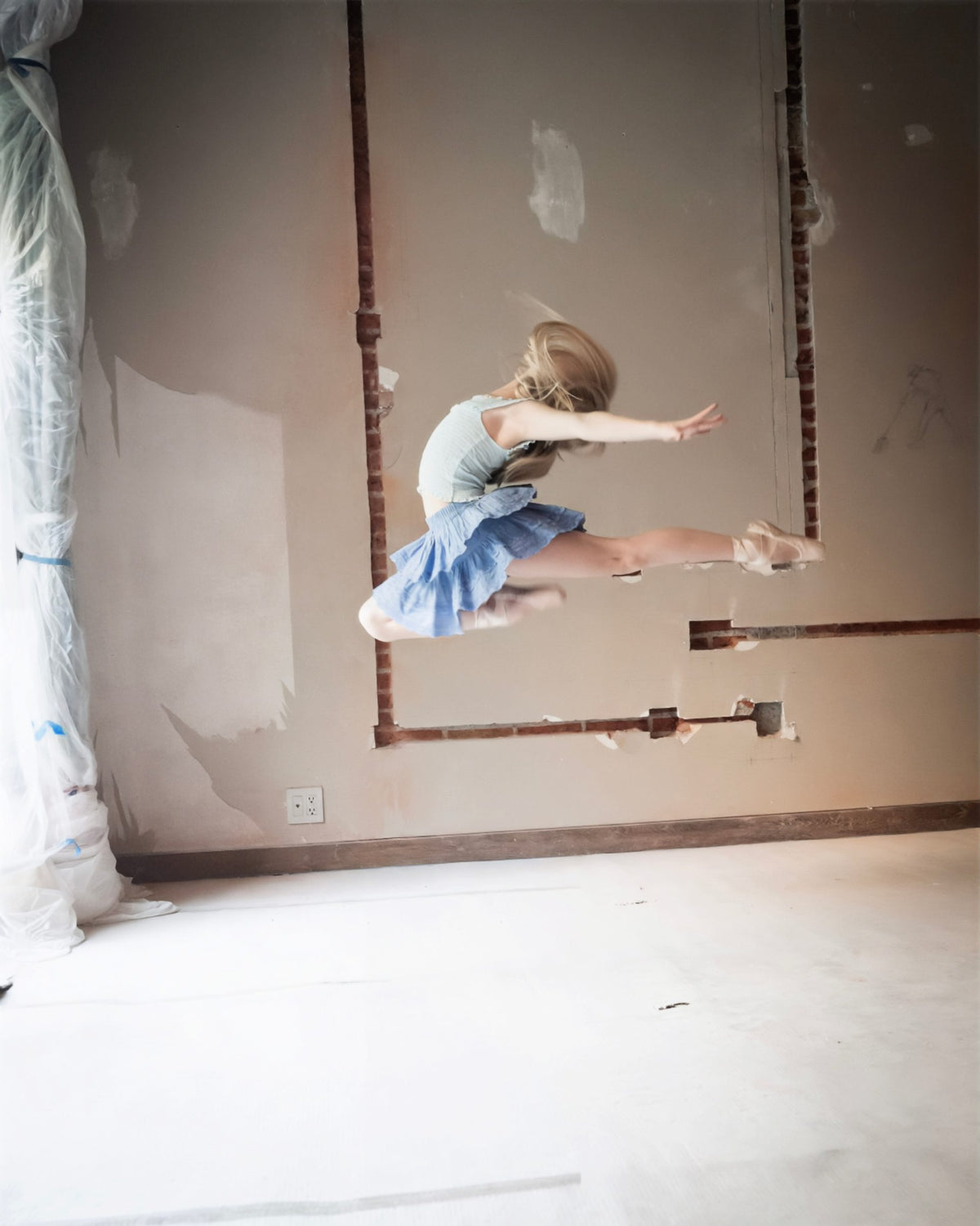 Salto a media altura con falda corta de olanes azul y top azul claro — campaña Bailarinas, Amor Amore