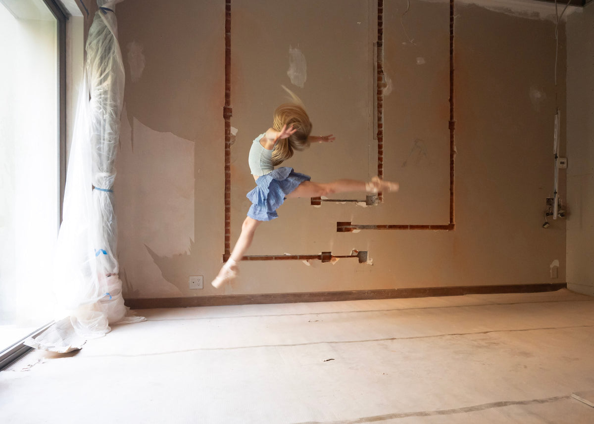 Salto con pierna extendida al frente y falda corta de olanes azul en el aire — campaña Bailarinas, Amor Amore