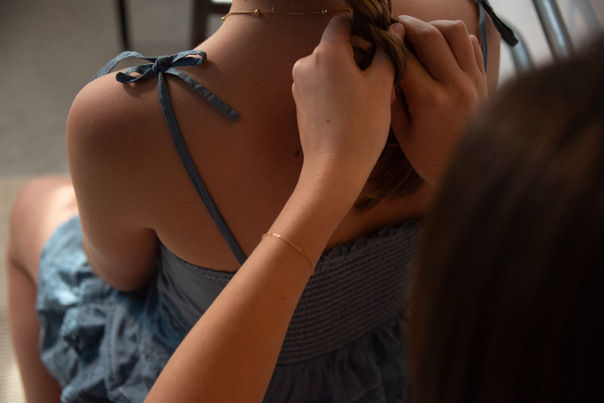 Detalle de la espalda del top azul de tirantes anudados con cuerpo fruncido — campaña Collabs, Amor Amore