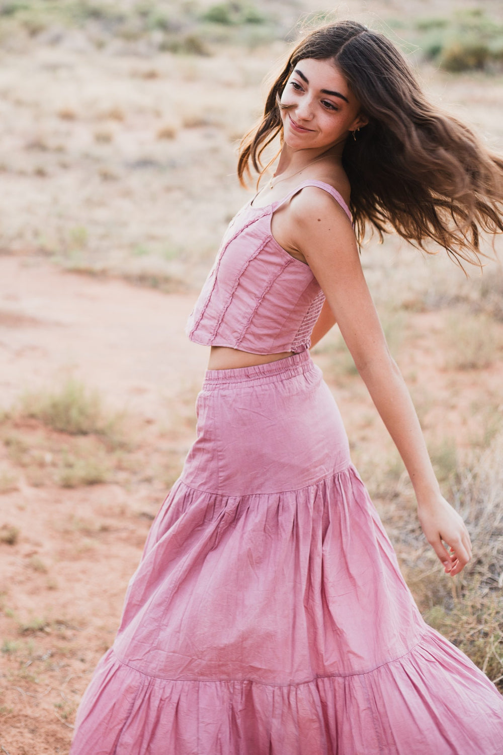 Conjunto de top de tirantes y falda larga escalonada rosa palo, de tres cuartos — campaña Montaña, Amor Amore