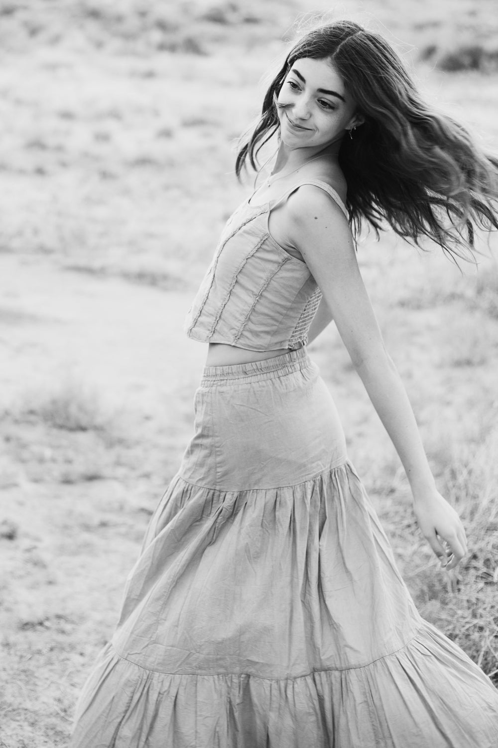 Foto en blanco y negro del conjunto de top de tirantes y falda larga escalonada — campaña Montaña, Amor Amore