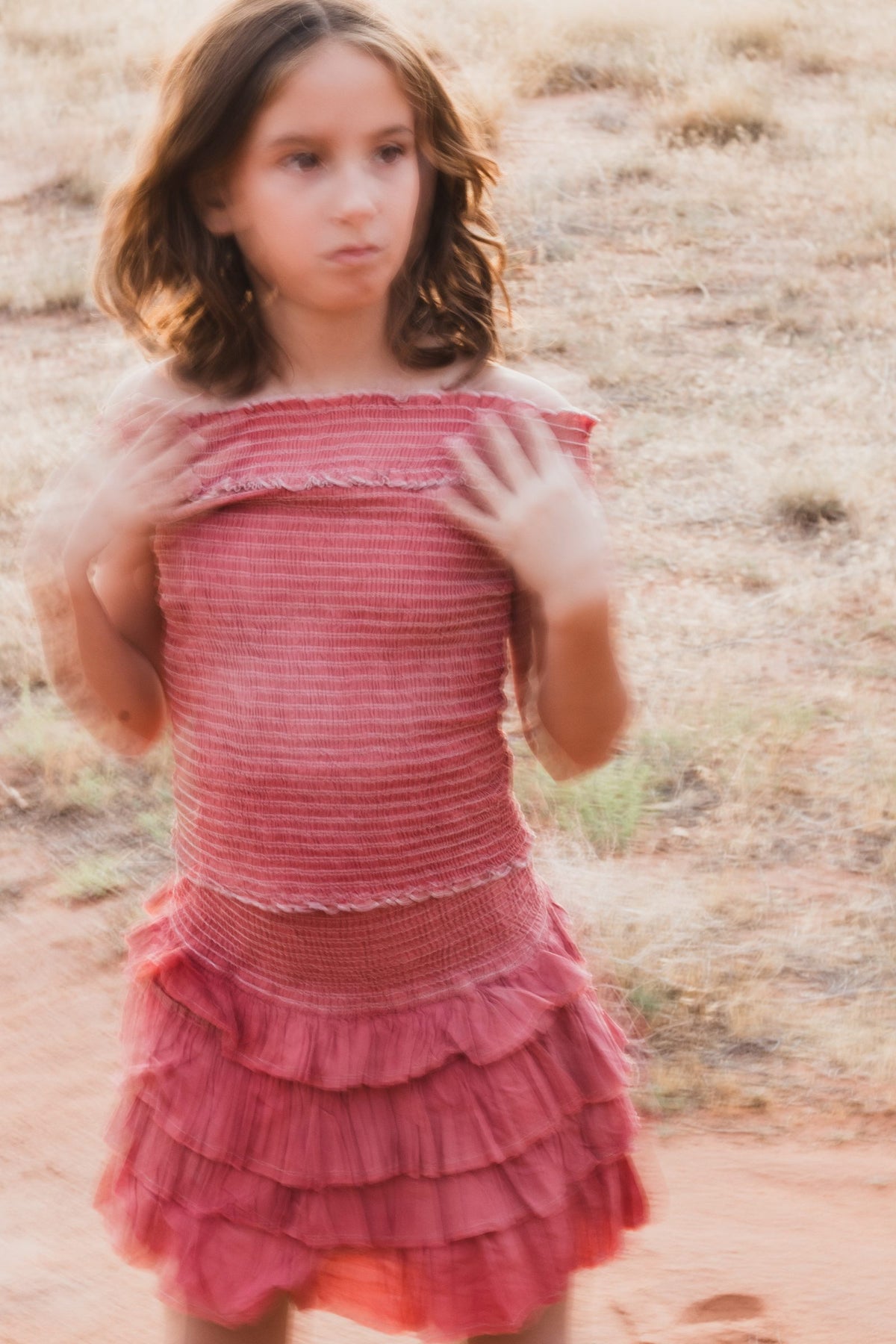 Foto movida a propósito de un conjunto vino con falda corta de olanes — campaña Montaña, Amor Amore
