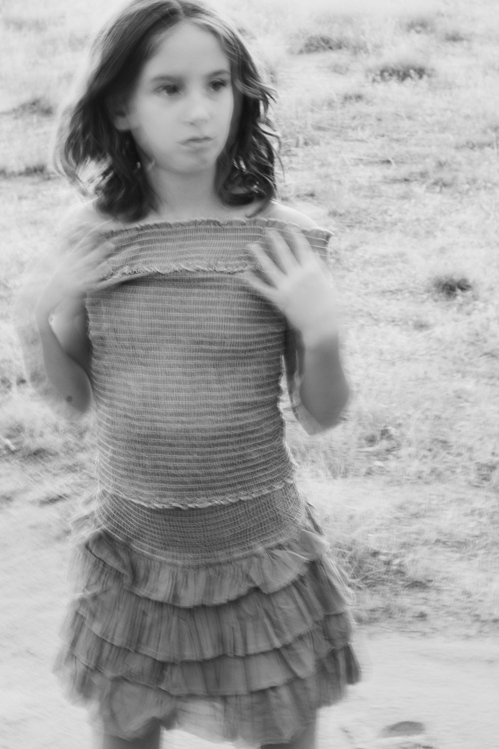 Blanco y negro movido del conjunto de top de hombros descubiertos y falda de olanes — campaña Montaña, Amor Amore