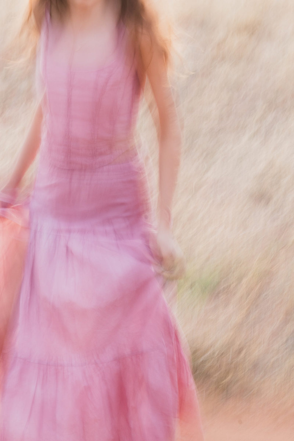 Toma movida a propósito de una falda larga escalonada rosa palo al caminar — campaña Montaña, Amor Amore