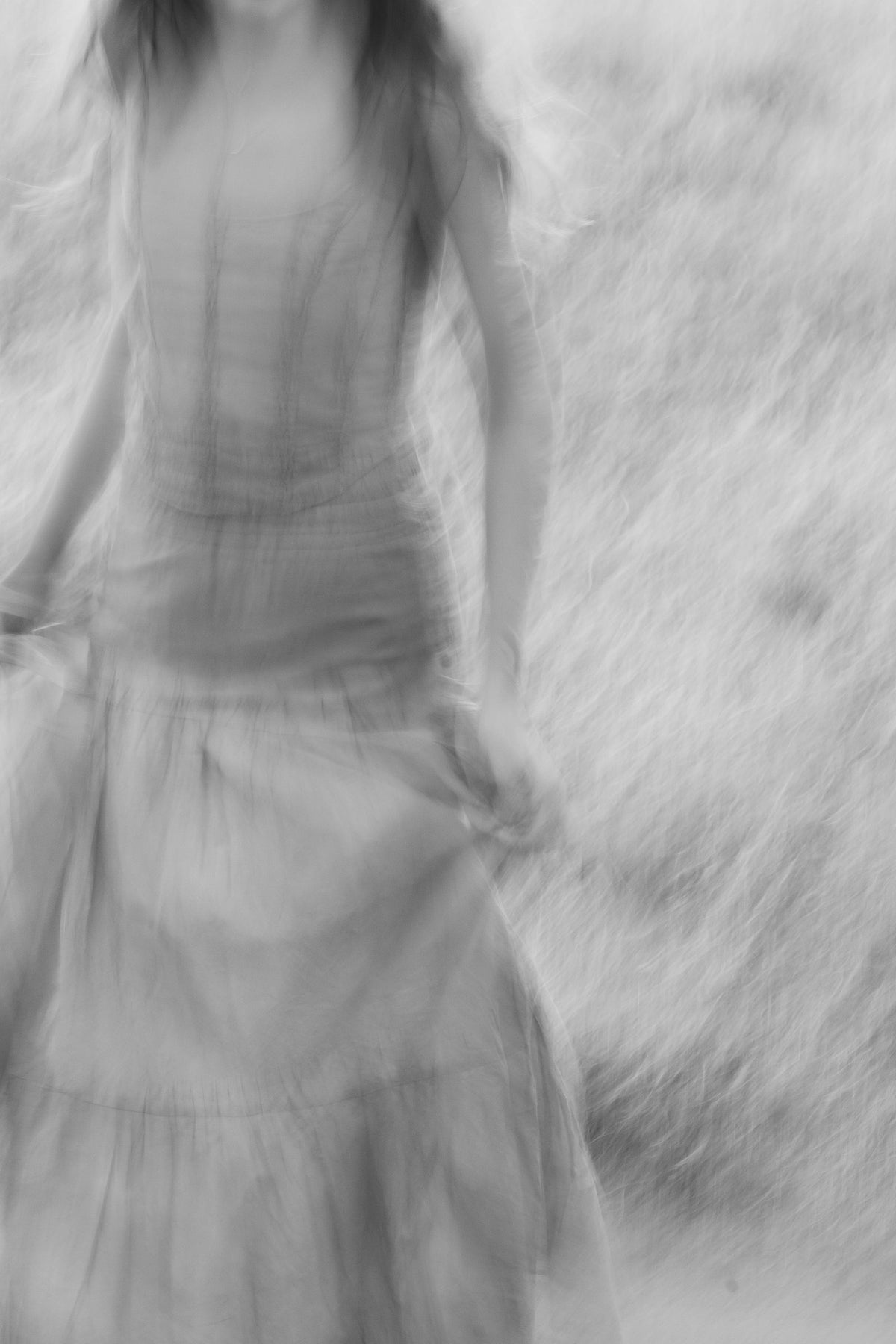 Blanco y negro movido del conjunto de top de tirantes y falda larga escalonada — campaña Montaña, Amor Amore