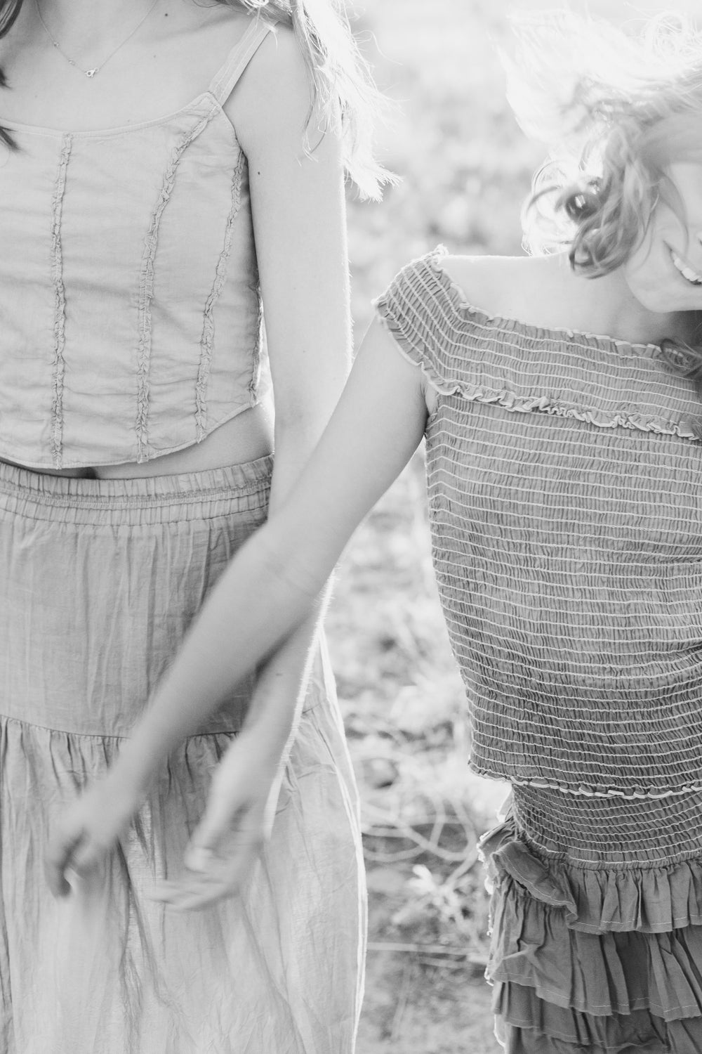 Blanco y negro de dos conjuntos lado a lado, torsos y manos en primer plano — campaña Montaña, Amor Amore