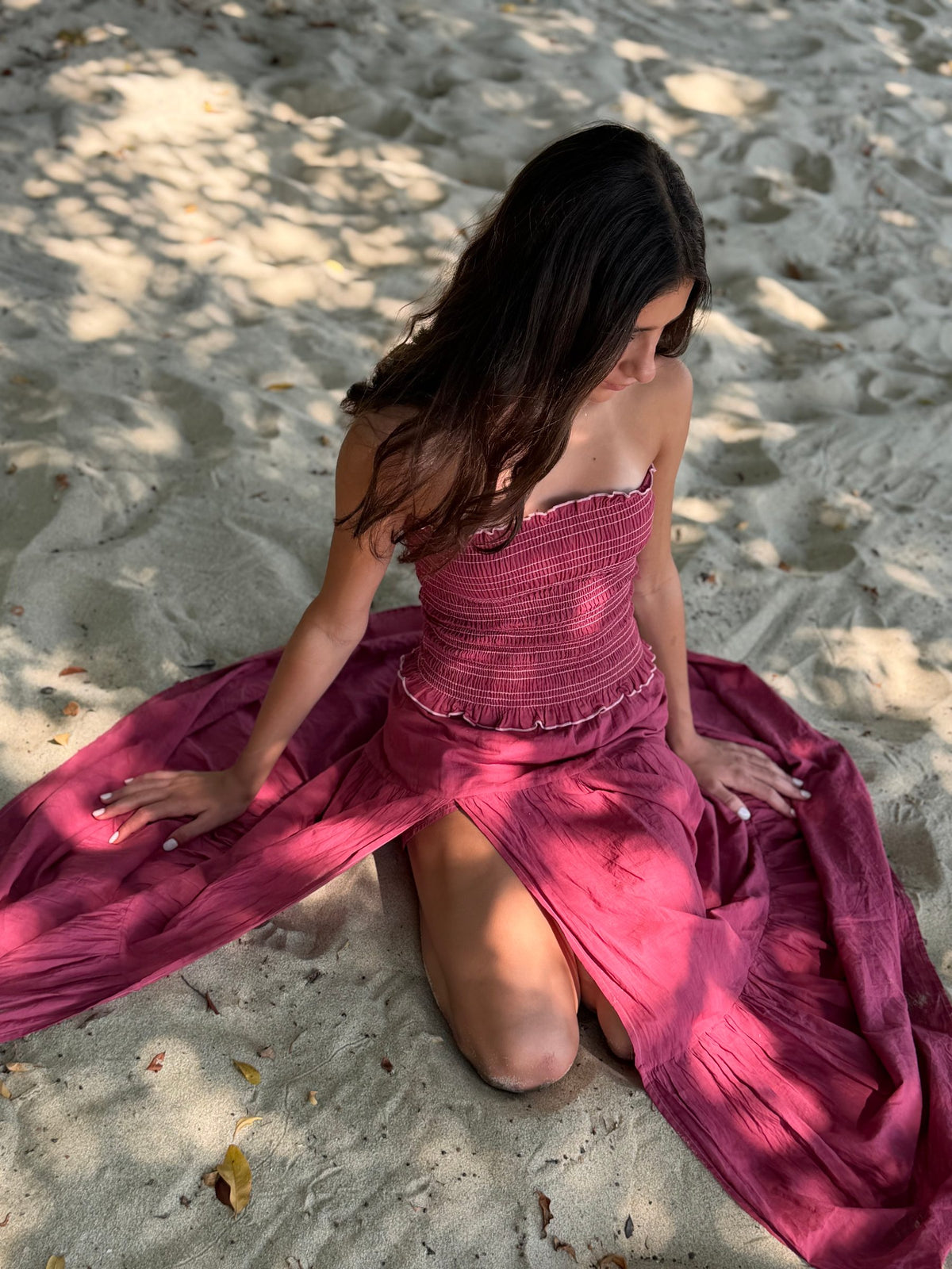 Falda larga vino con abertura extendida sobre la arena, con top strapless fruncido — campaña Playa, Amor Amore