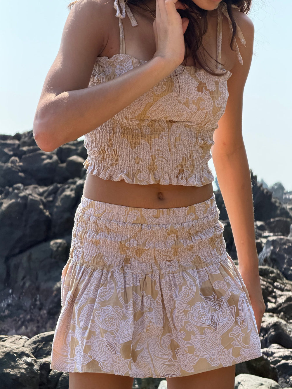 Detalle del top fruncido estampado y la falda corta de olanes — campaña Playa, Amor Amore